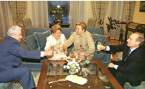 Владимир и Людмила Путины поздравили первого президента России Бориса Ельцина с днем рождения. С Борисом Ельциным и его супругой Наиной.