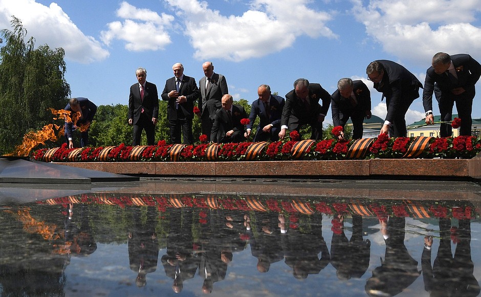 По окончании парада Владимир Путин вместе с главами иностранных государств почтил память погибших в Великой Отечественной войне, возложив цветы к Могиле Неизвестного Солдата в Александровском саду.