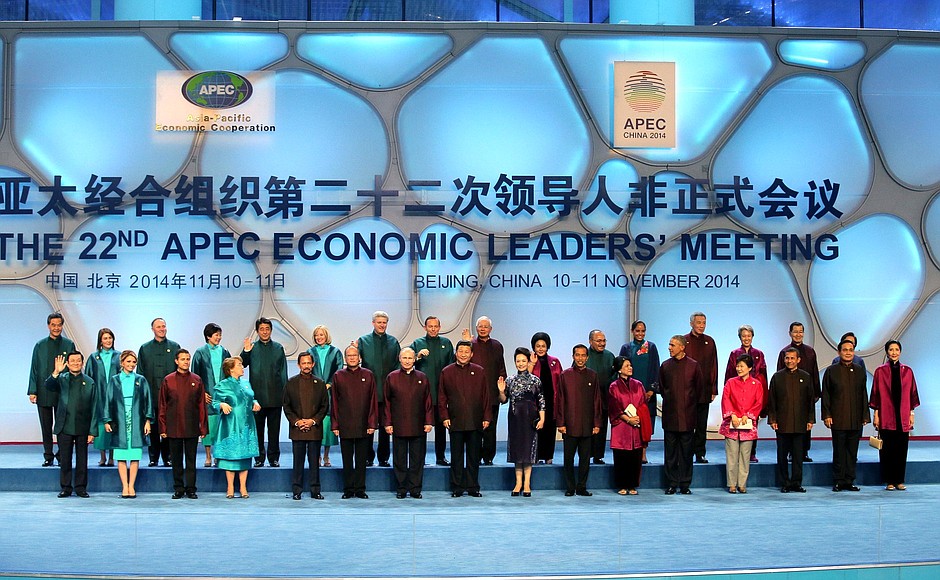 Совместное фотографирование участников саммита АТЭС в костюмах с элементами китайской традиционной одежды.