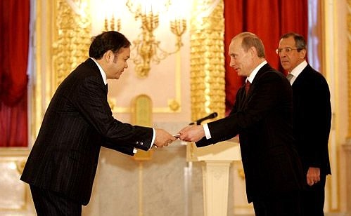 Верительную грамоту Президенту России вручает посол Социалистической Республики Вьетнам Буй Динь Зинь.