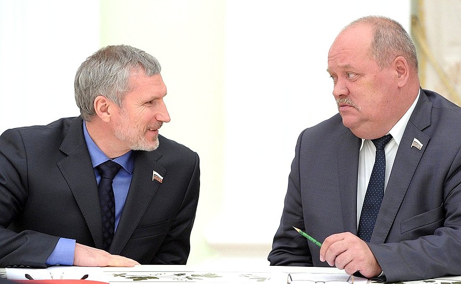 Chairman of the Motherland Party Alexei Zhuravlyov (left) and Chairman of the Russian Party of Pensioners for Justice Igor Zotov at a meeting with representatives of non-parliamentary parties.