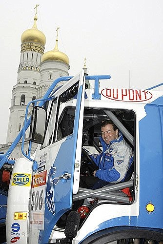 На Ивановской площади члены команды «КамАЗ-Мастер» продемонстрировали Дмитрию Медведеву машины, которые заняли призовые места в гонке.
