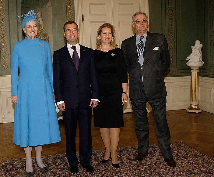 Королева Дании Маргрете II, Дмитрий Медведев, Светлана Медведева, Принц-консорт Хенрик в летней резиденции датской монаршей семьи – дворце Фреденсборг.