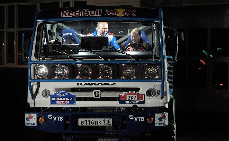 В кабине гоночной модели «КамАЗ» с пилотом экипажа команды «КамАЗ-мастер» Владимиром Чагиным.