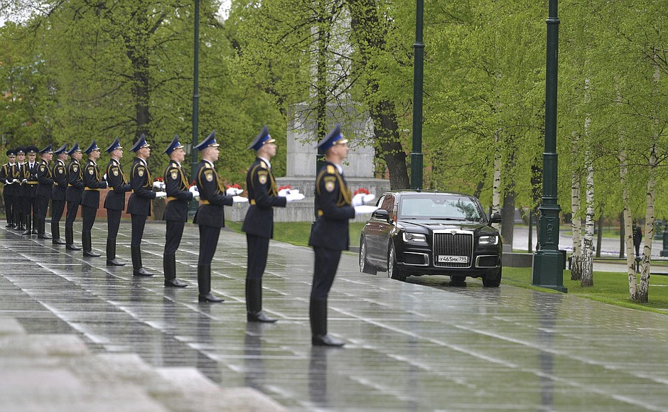 Before a flower-laying ceremony at the Tomb of the Unknown Soldier in the Alexander Garden.