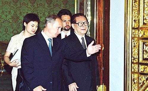 С Председателем КНР Цзян Цзэминем перед началом российско-китайских переговоров в расширенном составе.