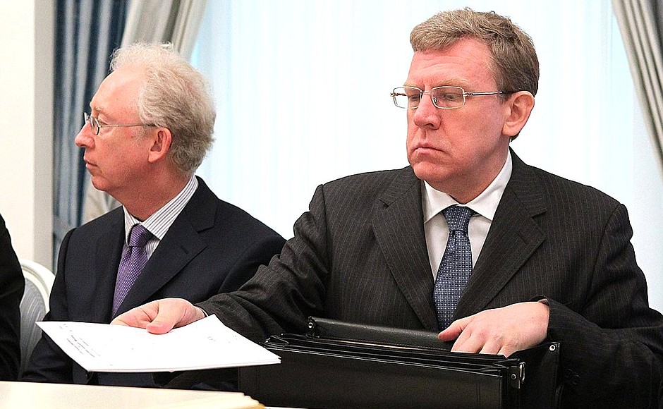 Chairman of the Board of Directors of MDM Bank Oleg Vyugin (left) and Dean of the Faculty of Liberal Arts and Sciences of St Petersburg State University Alexei Kudrin at a meeting on economic issues.
