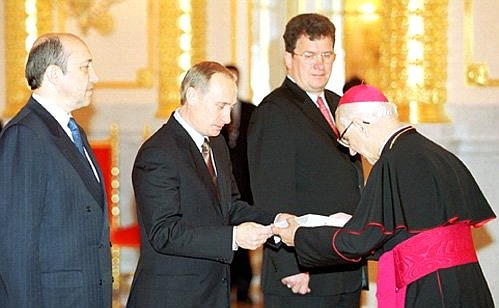 Верительную грамоту Президенту вручил посол Святого Престола в России Георг Цур.