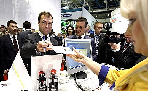 На 21-й международной выставке «Связь–Экспокомм-2009». У стенда компании «Почта России».