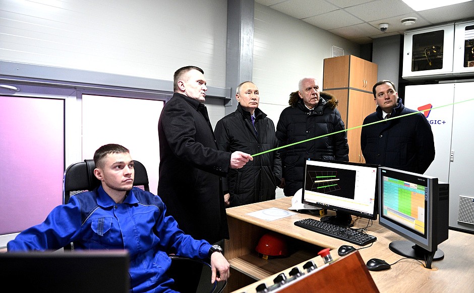 Visit to Ustyansky timber industry complex. With Presidential Plenipotentiary Envoy to the Northwestern Federal District Alexander Gutsan and Governor of the Arkhangelsk Region Alexander Tsybulsky. Director General of ULK Group Vladimir Butorin (left) is giving explanations.