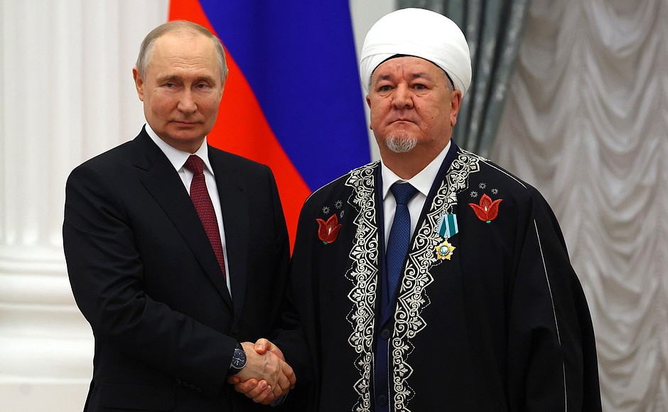 Ceremony for presenting state decorations. The Order of Friendship is awarded to Mufti Haydar Khafizov, Chair of the Regional Spiritual Administration of Muslims of the Yamalo-Nenets Autonomous Area.