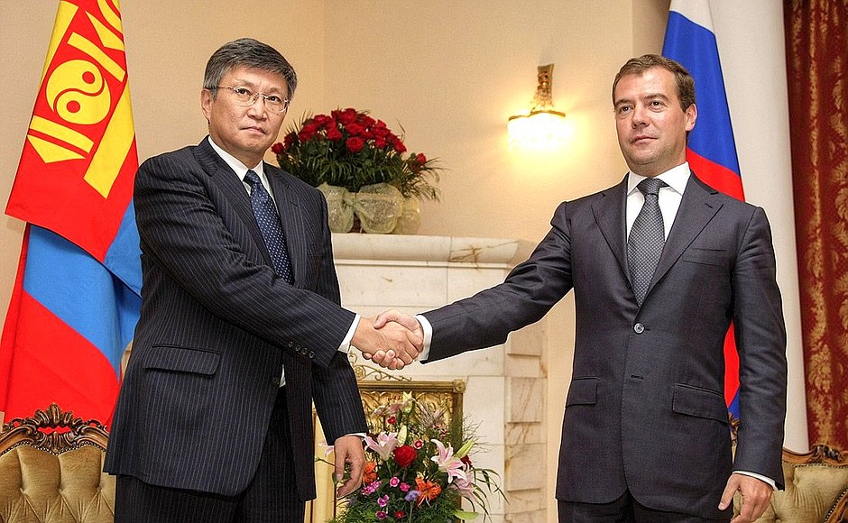С Премьер-министром Монголии Санжийном Баяром.