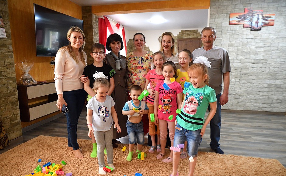 Presidential Commissioner for Children’s Rights Maria Lvova-Belova visits a family fostering two girls evacuated from Donbass.