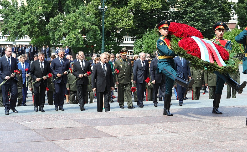 Церемония возложения венка к Могиле Неизвестного Солдата.