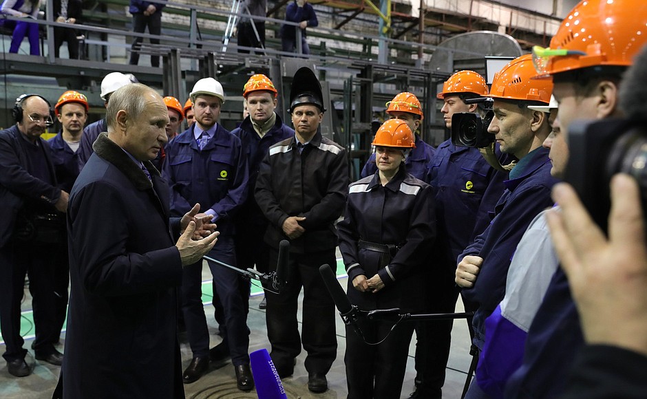 Во время беседы с рабочими Тверского вагоностроительного завода.