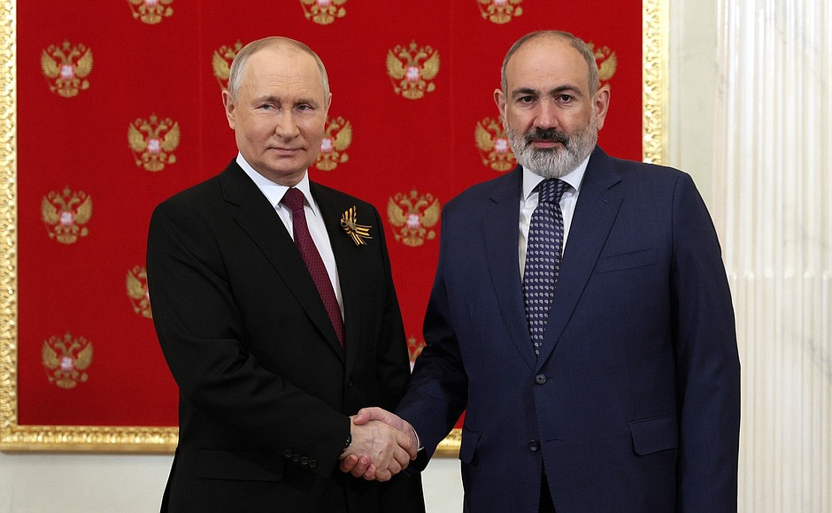 Before the parade, Vladimir Putin welcomed the heads of foreign states who had arrived in Moscow for the celebrations, in the Heraldic Hall of the Kremlin. With Prime Minister of Armenia Nikol Pashinyan.