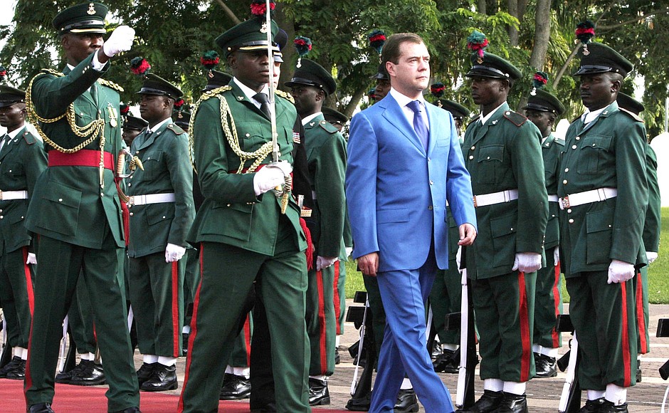 Церемония встречи Президента России, прибывшего с официальным визитом в Нигерию.
