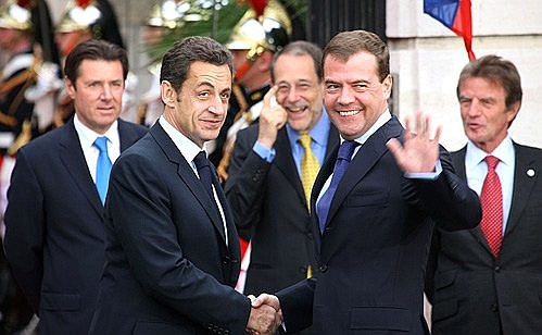 Перед началом 22-го саммита Россия–Евросоюз. С Президентом Франции Николя Саркози (на первом плане). Также на фото – мэр Ниццы Кристиан Эстроси, Генеральный секретарь Совета Евросоюза Хавьер Солана и министр иностранных дел Франции Бернар Кушнер (слева направо на втором плане).