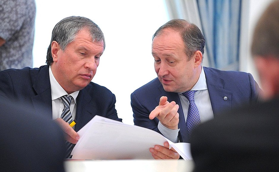 Before the meeting on prospects of developing the United Shipbuilding Corporation. Rosneft CEO Igor Sechin (left) and Director General of Sovcomflot Sergei Frank.