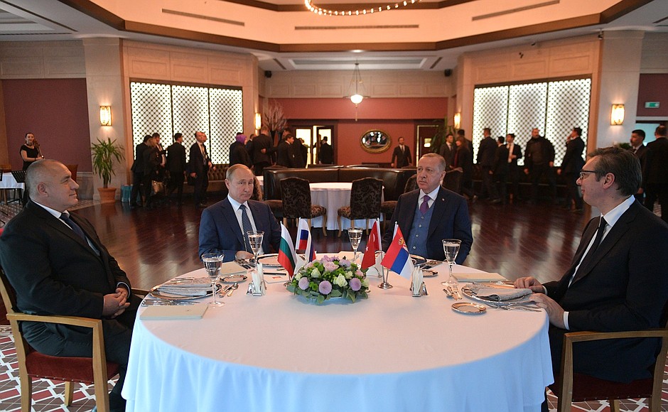 C Премьер-министром Болгарии Бойко Борисовым (слева), Президентом Турции Реджепом Тайипом Эрдоганом и Президентом Сербии Александром Вучичем во время рабочего обеда.