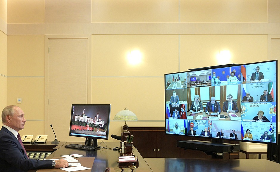 В ходе встречи с членами рабочей группы по подготовке предложений о внесении поправок в Конституцию Российской Федерации (в режиме видеоконференции).