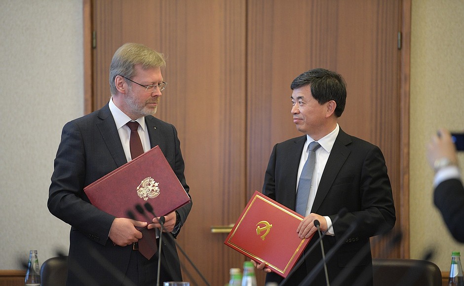 Head of the Presidential Civil Service and Personnel Directorate Anton Fyodorov and Deputy Head of the Organisation Department of the Central Committee of the Communist Party of the People's Republic of China Zhou Tsui.