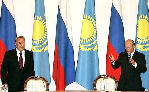 С Президентом Казахстана Нурсултаном Назарбаевым. Перед началом IV Форума приграничных регионов России и Казахстана.