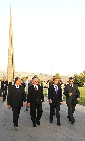 Посещение мемориального комплекса, посвящённого жертвам геноцида армян 1915 года.