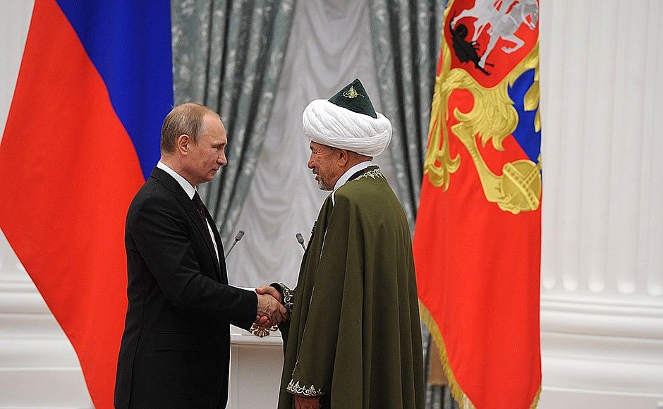 Presenting Russian Federation state decorations. The Order of Friendship is awarded to chairman of the regional Spiritual Directorate for Muslims in the Yamalo-Nenets Autonomous Area and chairman of the Ikhlas charity foundation Anur Zagidullin.