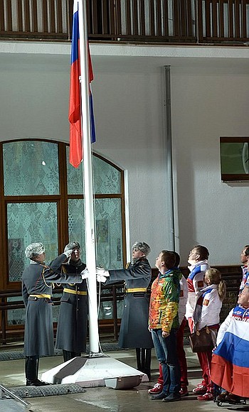 Церемония поднятия флага Российской Федерации в горной Паралимпийской деревне.