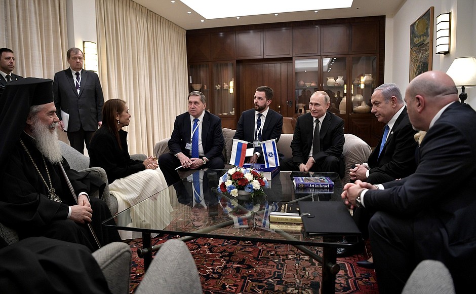 С Яффой Иссасхар, матерью израильтянки Наамы Иссасхар, осуждённой в России, и Патриархом Иерусалимским и всея Палестины Феофилом III (на фото слева).