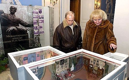 И.Чайковского. Во время осмотра экспозиции музея.