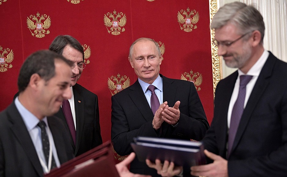The signing of documents following Russia-Cyprus talks.