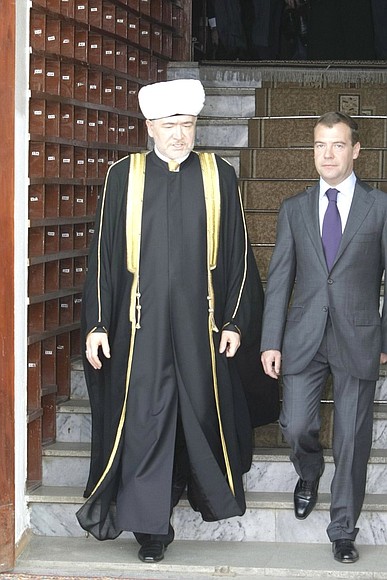 С председателем Совета муфтиев России Равилем Гайнутдином во время осмотра мечети.
