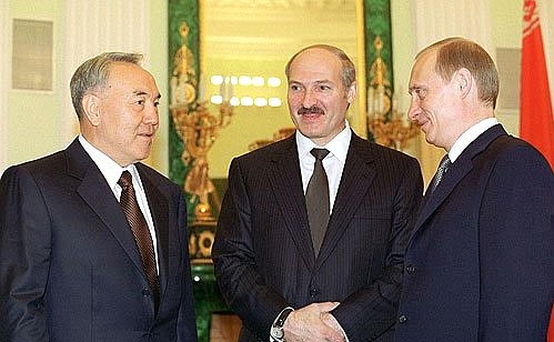 Before a session of the Interstate Council of the Eurasian Economic Community. With Belarusian President Aleksandr Lukashenko (center) and Kazakh President Nursultan Nazarbaev.