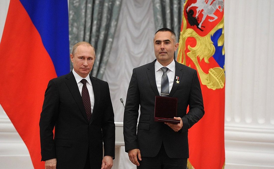 Presenting Russian Federation state decorations. The Hero of the Russian Federation title and honorary title Pilot-Cosmonaut of the Russian Federation is conferred on pilot-cosmonaut Yevgeny Tarelkin.