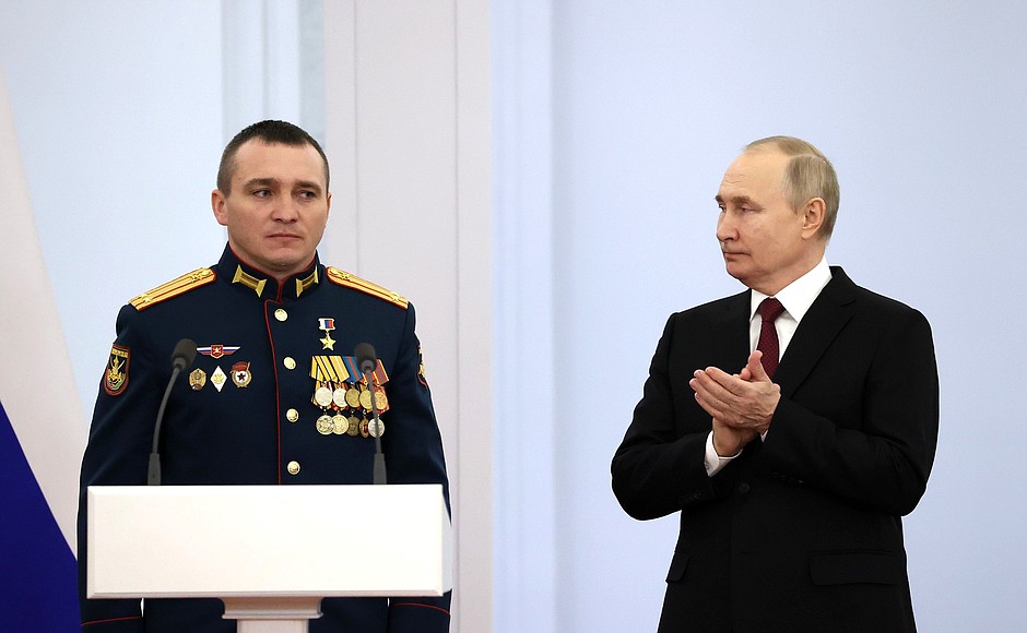 At the ceremony to present Gold Star medals to Heroes of Russia. With Lieutenant Colonel Alexander Zavadsky, Commander of the 7th Separate Guards Motor Rifle Regiment of the 11th Army Corps of the Baltic Fleet of the Western Military District.