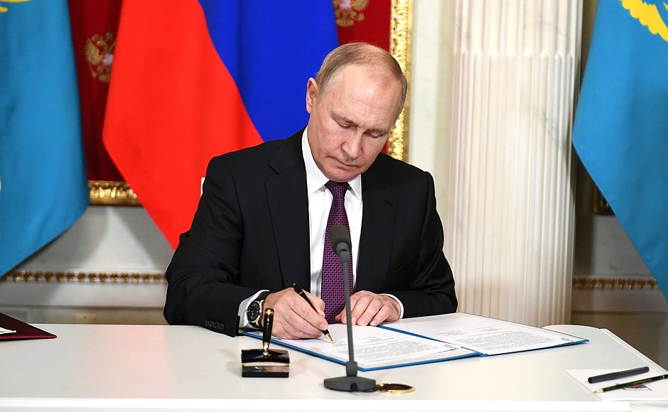 В ходе подписания Декларации по случаю 30-летия установления дипломатических отношений между Российской Федерацией и Республикой Казахстан.