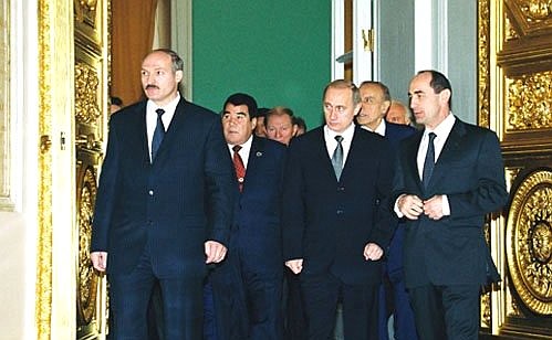 President Putin with Presidents Alexander Lukashenko of Belarus, Emomali Rakhmonov of Tajikistan, Heidar Aliyev of Azerbaijan, and Robert Kocharian of Armenia (left to right) before a meeting of the CIS Heads of State Council.