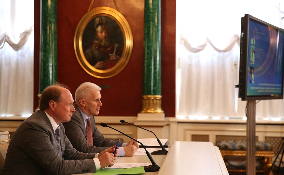 The winners of the 2018 Russian Federation National Awards for outstanding achievements in science and technology, literature and the arts, and humanitarian work were announced at a special briefing at the Kremlin by Presidential Aide Andrei Fursenko (right) and Presidential Adviser Vladimir Tolstoy.