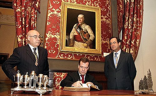 После встречи с депутатами Генеральных кортесов Дмитрий Медведев оставил запись в Книге почётных гостей.