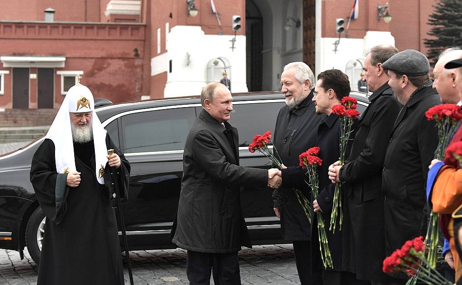 Before the flower-laying ceremony at the monument to Kuzma Minin and Dmitry Pozharsky. Left: Patriarch Kirill of Moscow and All Russia.