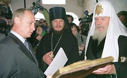 President Putin visiting the Solovetsky Saviour-Transfiguration Monastery to make a present of an icon of the Saviour dating from the second half of the 19th century and a repository for Holy Gifts to Patriarch of Moscow and All Russia Alexii II (right).