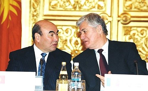 Presidents Askar Akayev of Kyrgyzstan and Vladimir Voronin (right) of Moldova during a news conference given by CIS leaders after their summit.