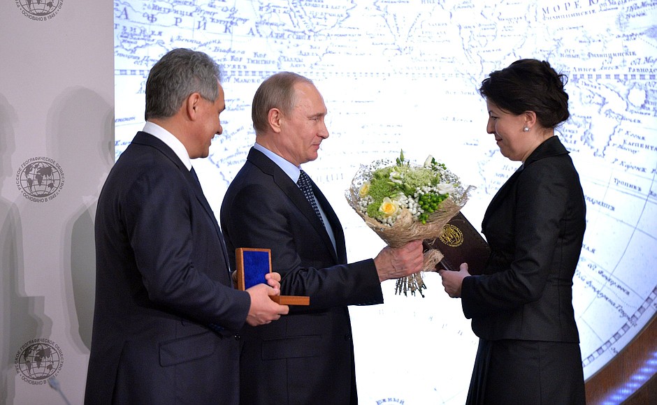 Meeting of the Russian Geographical Society Board of Trustees. Vladimir Putin presented a large silver medal to Russian Geographical Society Ethnographic Commission member Yekaterina Khutorkaya.