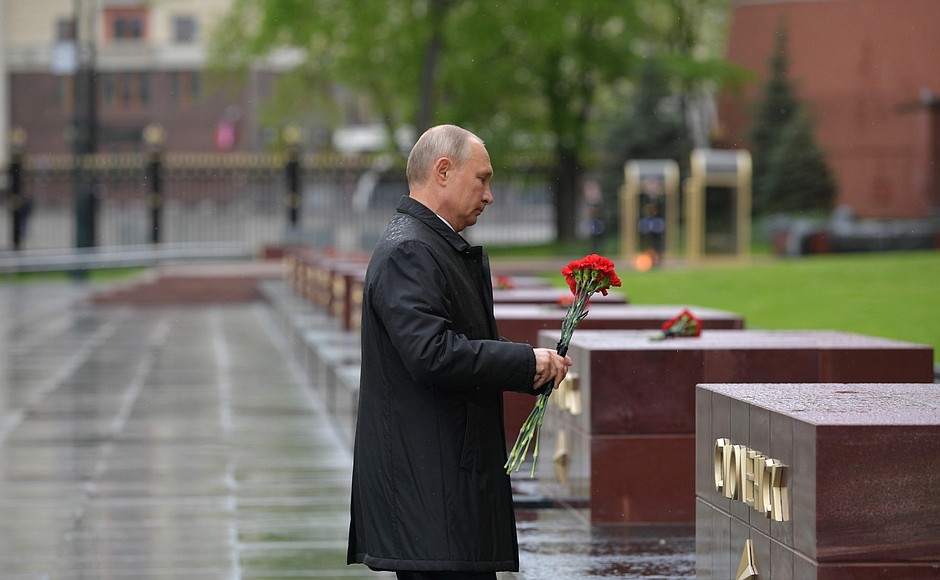 The President laid flowers at the obelisks of hero cities and the monument honouring the cities of military glory.