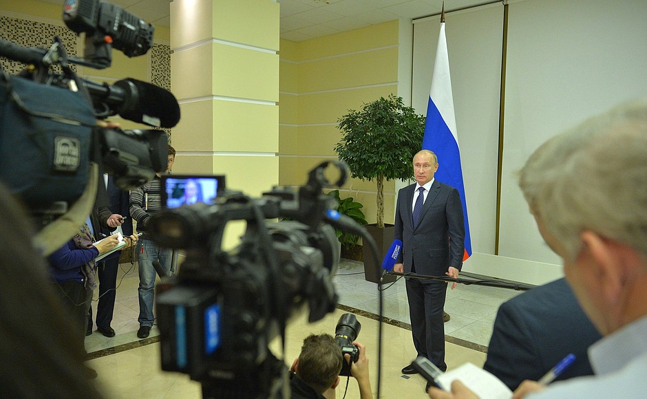Vladimir Putin answered journalists’ questions following his meeting with President of France François Hollande.