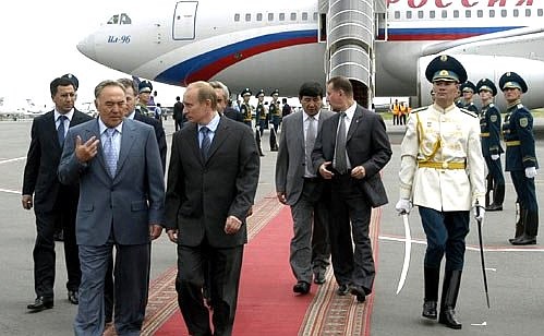 Президенты России и Казахстана Владимир Путин и Нурсултан Назарбаев прибыли в Алта-Ату одним самолетом.
