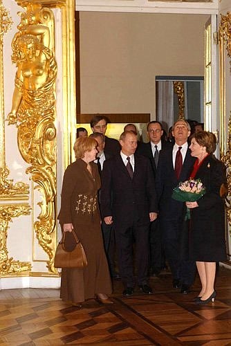 Владимир и Людмила Путины вместе с Президентом США Джорджем Бушем и его супругой Лорой Буш совершили краткую экскурсию по Екатерининскому дворцу.