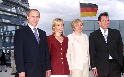 Владимир и Людмила Путины и Герхард Шредер с супругой Дорис Шредер-Кепф на крыше Рейхстага.